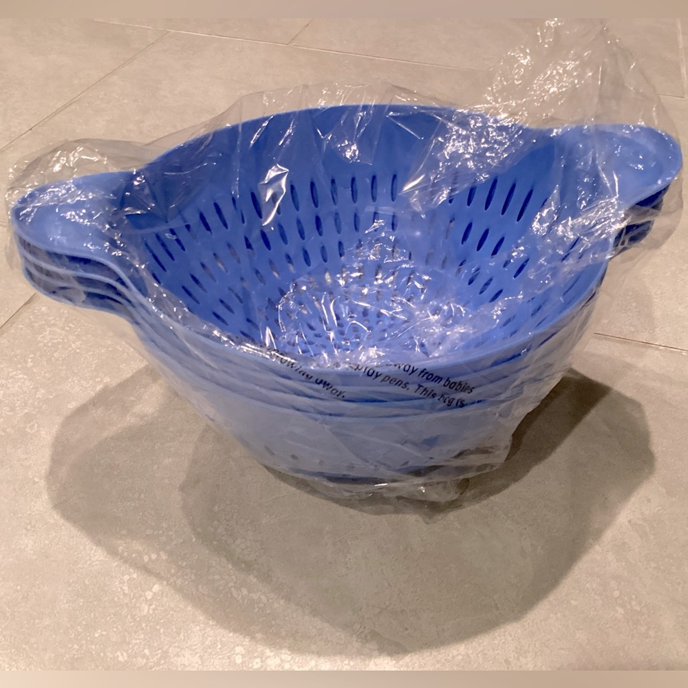 New Pack of 4 Kizmos 3 Qt. Plastic Colanders, Sky Blue